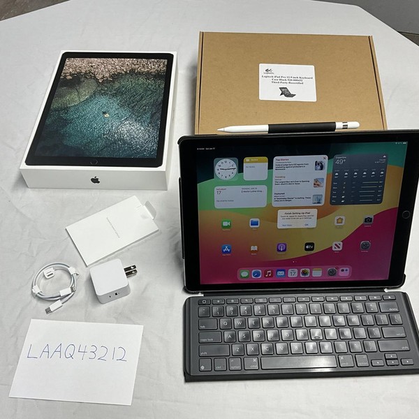 Apple iPad Pro 12.9 inch 2nd Gen 2017 - Unlocked, 64 GB, Silver