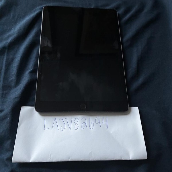 Apple iPad (7th Gen) - Unlocked, 32 GB, Gray, A2200