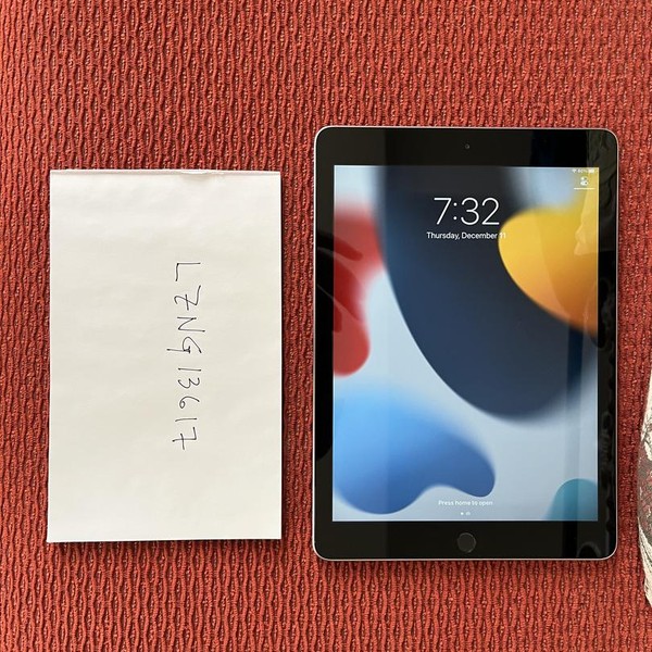 Apple iPad 5th Gen - Wi-Fi, 128 GB, Gray, A1822