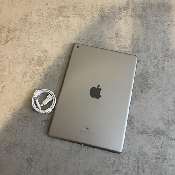 Apple iPad 6th Gen - Wi-Fi, 32 GB, Gray, A1893