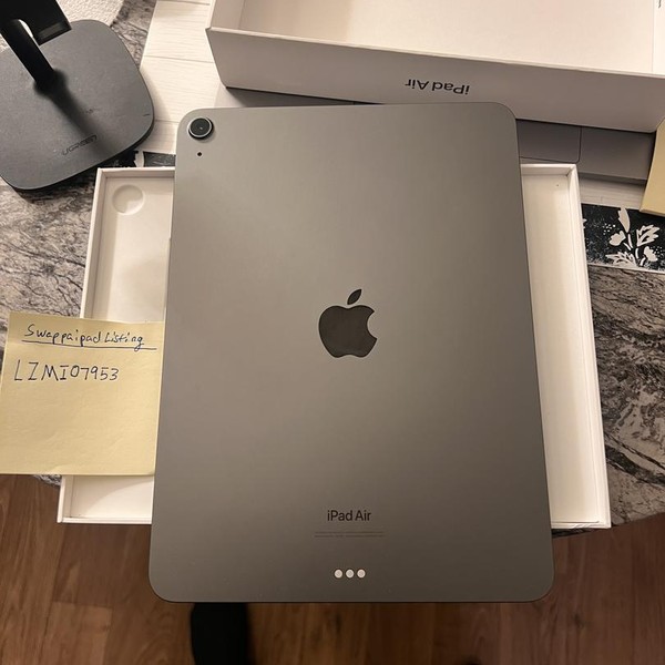 Apple iPad Air 5th Gen - Wi-Fi, 64 GB, Gray, A2588