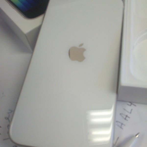 Apple iPhone SE 3rd Gen 2022 - Unlocked, 128 GB, Starlight, A2595