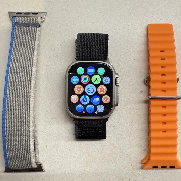 Apple Watch Ultra 49mm - Unlocked, Titanium, A2622