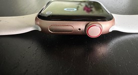 Good
													Apple Watch SE 1st Gen 40mm - Unlocked, Gold, A2353 - Cellular, Aluminum, photo 3 of 7