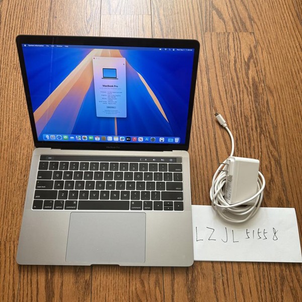MacBook Pro 2019 - 13 inch - 256 GB, Gray, 8 GB, Intel Core i5