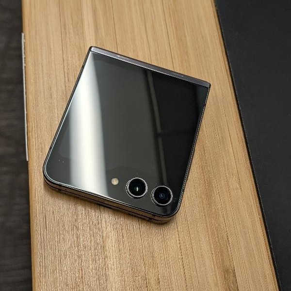 Samsung Galaxy Z Flip5 - AT&T, 256 GB, Graphite, 8 GB, SM-F731U