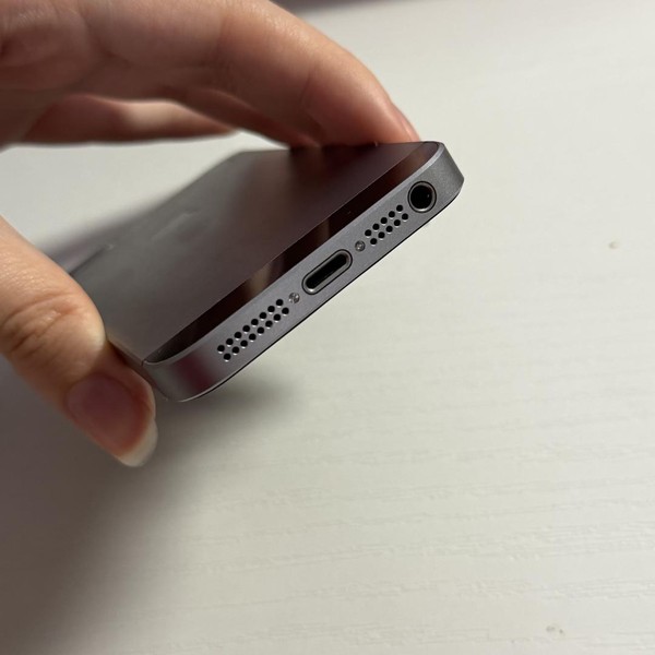 Apple iPhone SE 1st Gen 2016 - Unlocked, 32 GB, Grey, A1662