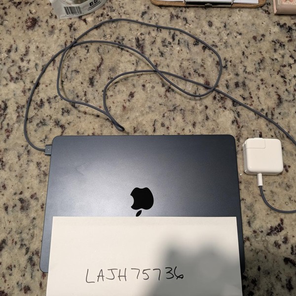 MacBook Air 2022 (M2) - 13 inch - 256 GB, Midnight, 8 GB, Apple M2