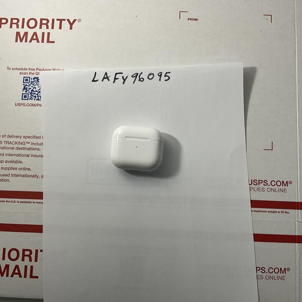 Apple AirPods (3rd Gen) - MagSafe Case