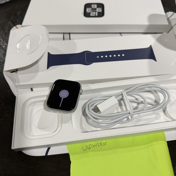 Apple Watch SE (2nd Gen) 44mm - Silver, A2723 - GPS, Aluminum