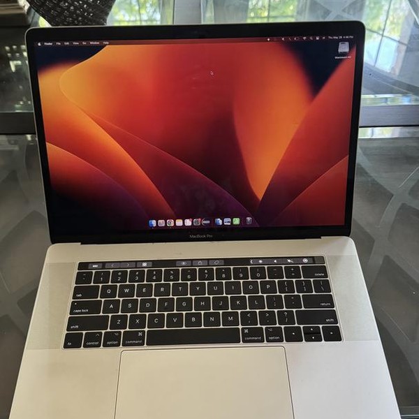 MacBook Pro 2017 (With Touch Bar) - 15 inch - 256 GB, Silver, 16 GB, Intel Core i7