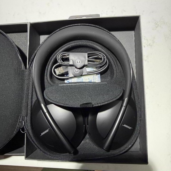 Bose Noise Cancelling Headphones 700 - Black