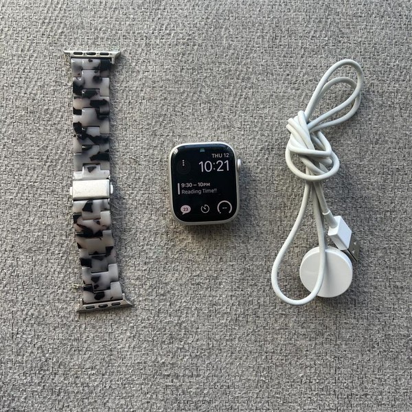 Apple Watch Series 8 45mm - Starlight, A2771 - GPS, Aluminum