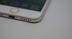 Good
													Apple iPhone 7 - Unlocked Non-US, Silver, 32 GB, A1779, photo 3 of 11