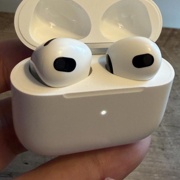 Apple AirPods (3rd Gen) - MagSafe Case