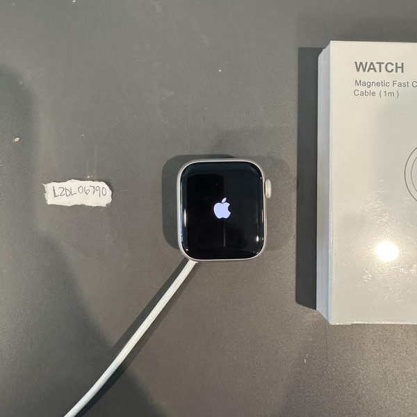Apple Watch SE 2nd Gen 40mm - Unlocked, Starlight, A2726 - Cellular, Aluminum