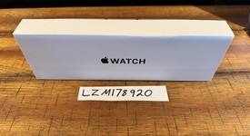 New
													Apple Watch SE 2nd Gen 44mm - Starlight, A2723 - GPS, Aluminum, photo 4 of 4