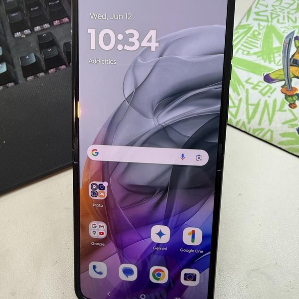 Motorola Razr (2024) - Unlocked, 256 GB, Gray, 8 GB