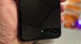 Mint
													Motorola Razr Ultra (2025) - Unlocked, PANTONE Rio Red, 512 GB, 16 GB, photo 4 of 5