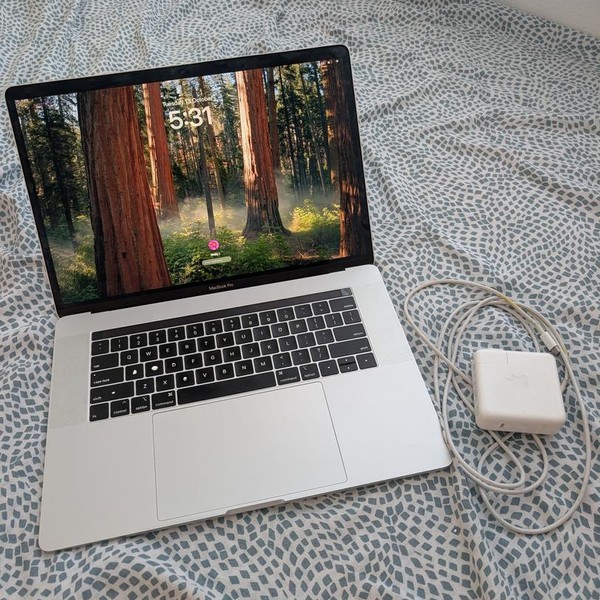 MacBook Pro 2019 - 15 inch - 512 GB, Silver, 32 GB, Intel Core i7