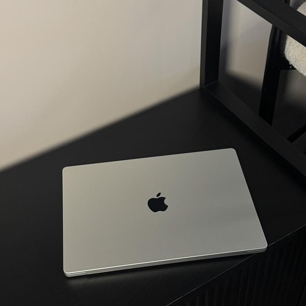 MacBook Pro Late 2023 (M3) - 16 inch - 512 GB, Silver, 18 GB, Apple M3 Pro 12-core, 18-core GPU