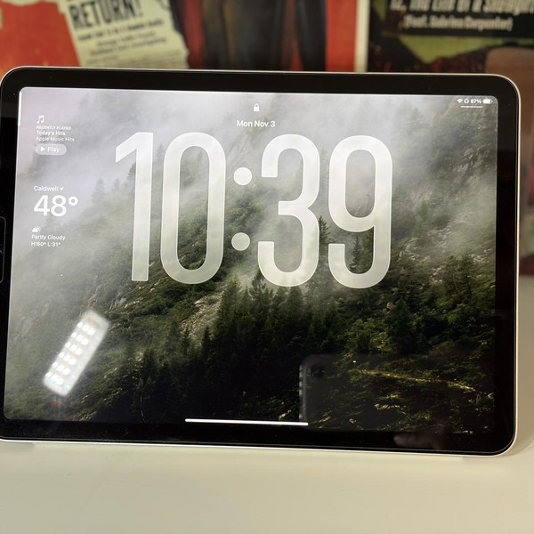 Apple iPad Air 5th Gen - Wi-Fi, 64 GB, Starlight, A2588