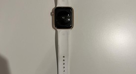 Good
													Apple Watch SE 1st Gen 44mm - Gold, A2352 - GPS, Aluminum, photo 4 of 6