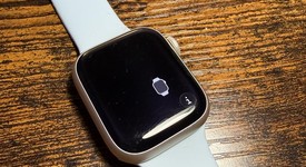 Fair
													Apple Watch Series 8 41mm - Unlocked, Starlight, A2772 - Cellular, Aluminum, photo 4 of 7