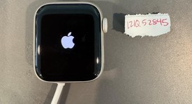 Good
													Apple Watch SE 2nd Gen 40mm - Unlocked, Starlight, A2726 - Cellular, Aluminum, photo 1 of 6