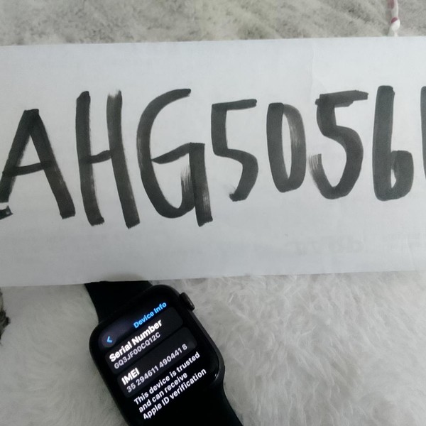 Apple Watch SE (1st Gen) 44mm - Gray, A2352 - GPS, Aluminum