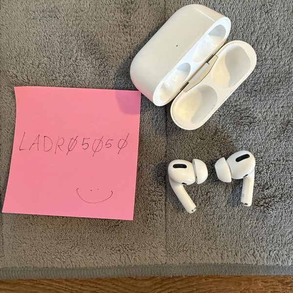 Apple AirPods Pro - MagSafe Case