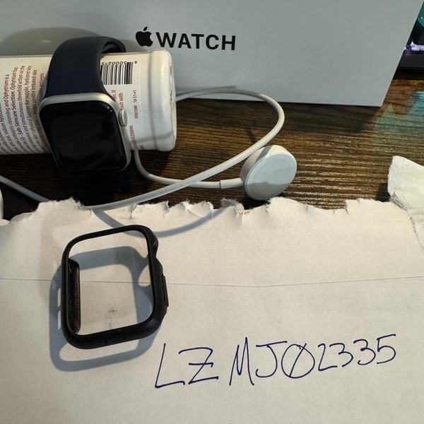 Apple Watch SE 2nd Gen 40mm - Silver, A2722 - GPS, Aluminum