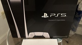 Mint
													PlayStation 5 Digital Edition (2020) - White, 825 GB, Digital Edition, photo 3 of 11