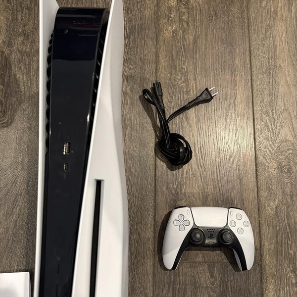 PlayStation 5 Standard Edition (2020) - White, 825 GB, Standard Edition