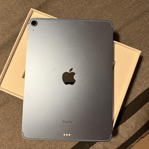 Apple iPad Air 5th Gen - Unlocked, Blue, 64 GB, A2589