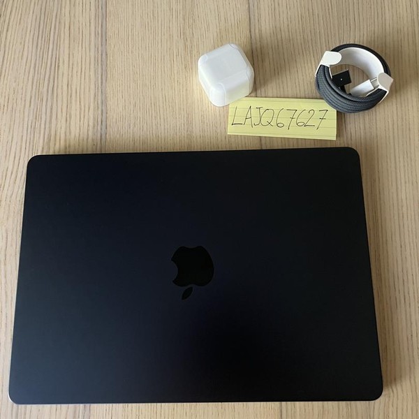 MacBook Air 2026 (M5) - 13 inch - 512 GB, Midnight, 16 GB, Apple M5 10-Core (8-core GPU)