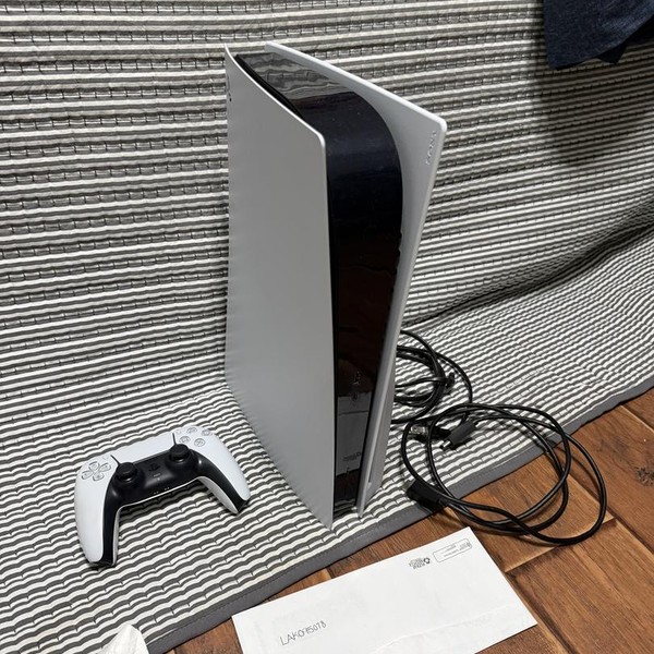 PlayStation 5 Standard Edition (2020) - 825 GB, White, Standard Edition