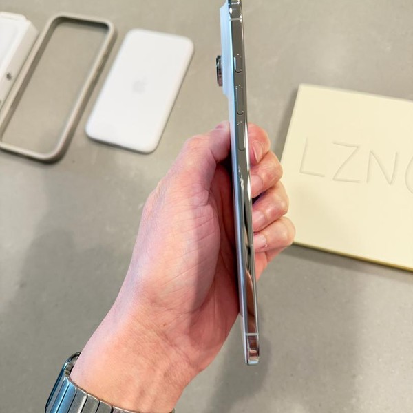 Apple iPhone Air - Unlocked, 256 GB, Cloud White, A3260