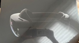 New
													Microsoft HoloLens 2, photo 1 of 5