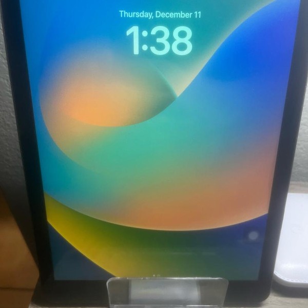 Apple iPad 5th Gen - Wi-Fi, 32 GB, Silver, A1822