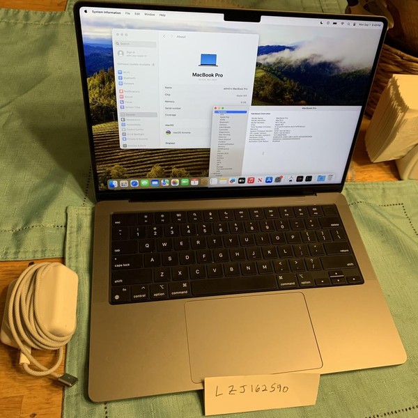 MacBook Pro Late 2023 (M3) - 14 inch - 512 GB, Gray, 8 GB, Apple M3, 10-core GPU