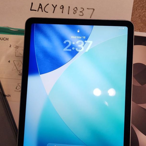 Apple iPad Air 5th Gen - Wi-Fi, 256 GB, Starlight, A2588