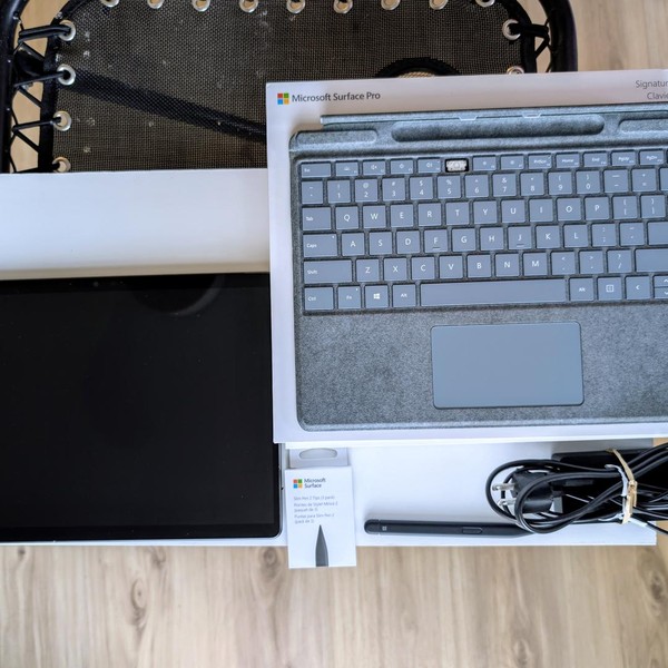 Microsoft Surface Pro 8 - 256 GB, Graphite, 16 GB, Intel Core i5