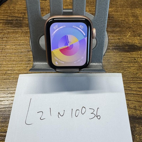 Apple Watch SE 1st Gen 40mm - Unlocked, Gold, A2353 - Cellular, Aluminum