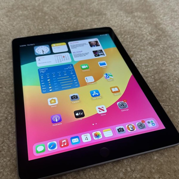 Apple iPad 6th Gen - Unlocked, 32 GB, Gray, A1954