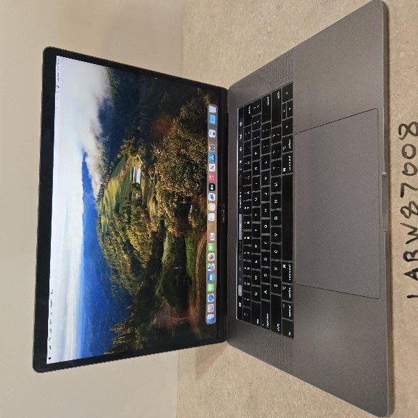 MacBook Pro 2018 (With Touch Bar) - 15 inch - 256 GB, Space Gray, 16 GB, Intel Core i7