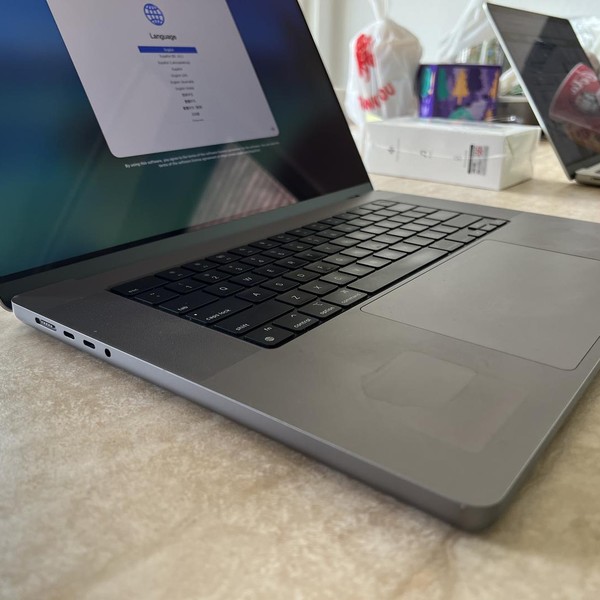 MacBook Pro 2021 - 16 inch - 512 GB, Gray, 16 GB, Apple M1 Pro 10-core