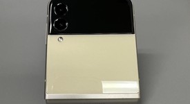 Good
													Samsung Galaxy Z Flip3 5G - Unlocked Non-US, Cream, 256 GB, 8 GB, SM-F711B, photo 3 of 6