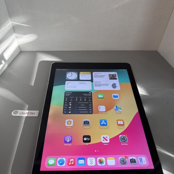 Apple iPad 6th Gen - Wi-Fi, 32 GB, Silver, A1893