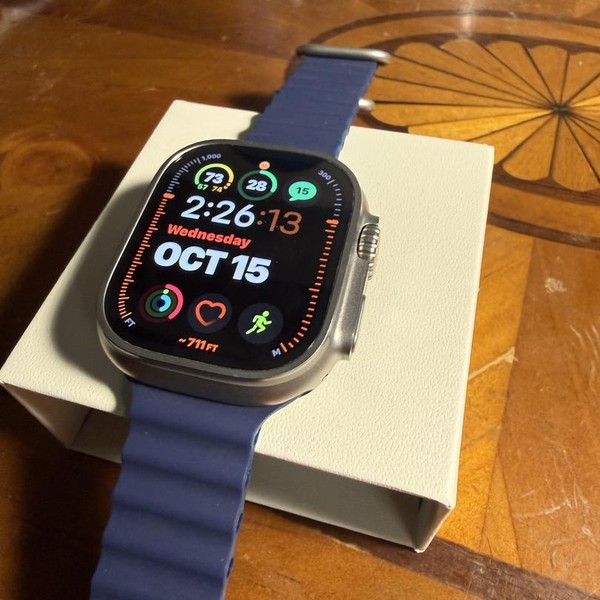 Apple Watch Ultra 49mm - Verizon, Titanium, A2622
